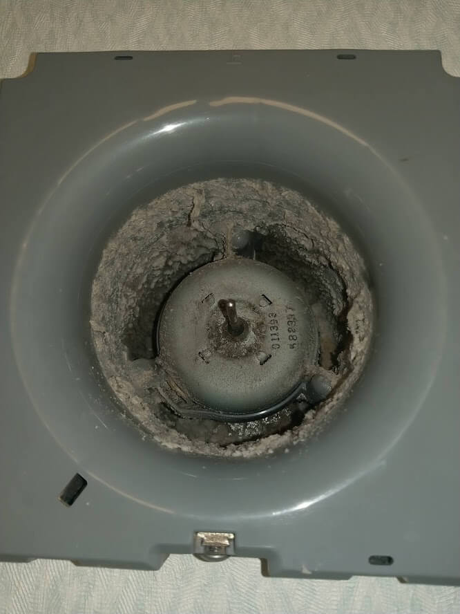 トイレ内換気扇 クリーニング前