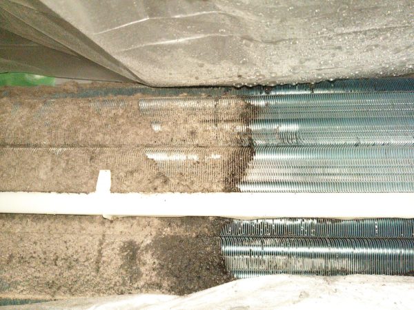 埼玉県松伏町のエアコンクリーニング途中