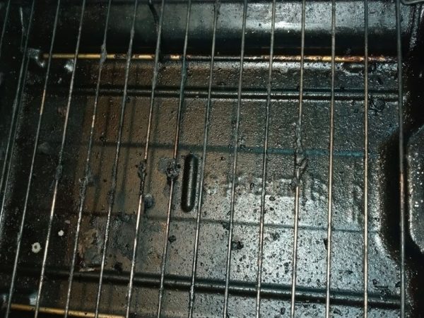 東京都足立区のハウスクリーニング事例、魚焼きグリルの洗浄前【お掃除どんちゃん】