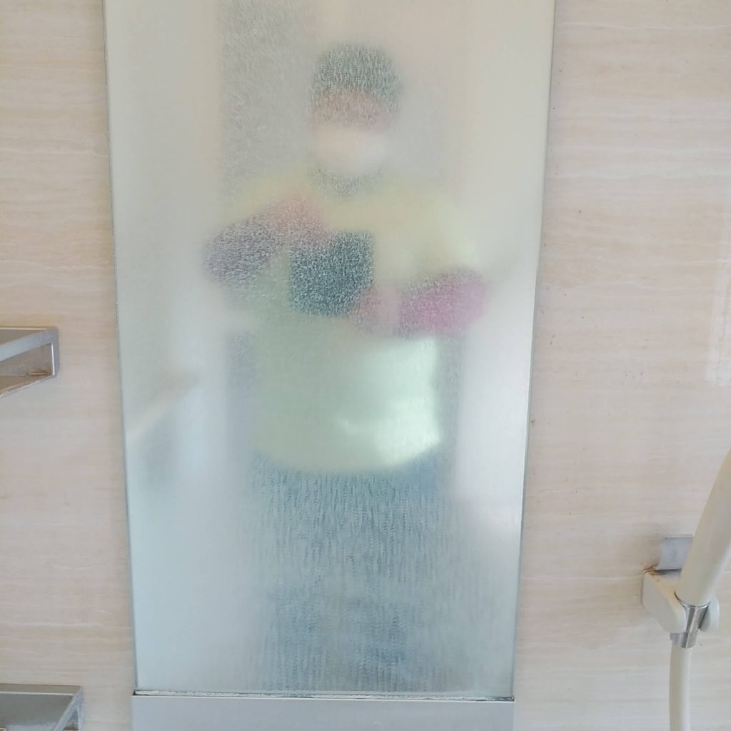 浴室クリーニングの研磨前の水垢がついた鏡