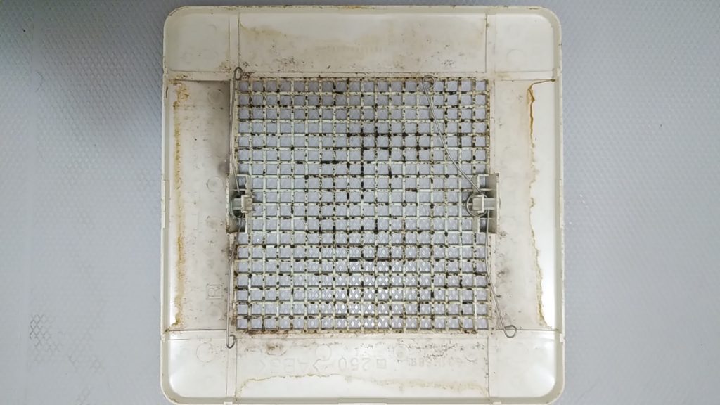 埼玉県吉川市の浴室クリーニング前、換気扇カバー洗浄
