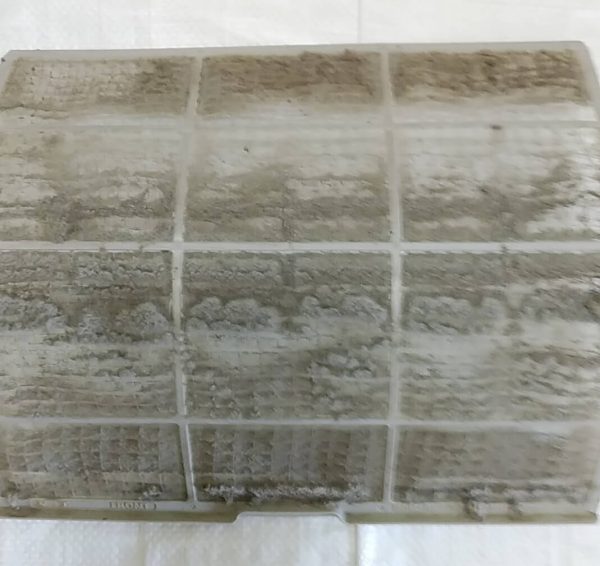 埼玉県三郷市のエアコンクリーニング、エアコンフィルターの洗浄前