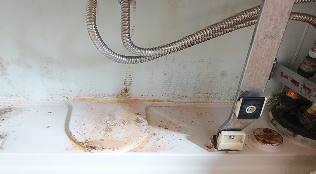 草加市の浴室クリーニング、お風呂掃除、シャープ台下、エプロン内部の高圧洗浄前