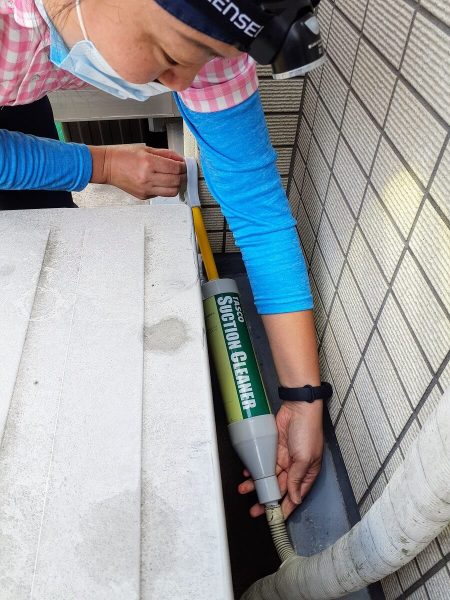エアコンクリーニングをしている女性。