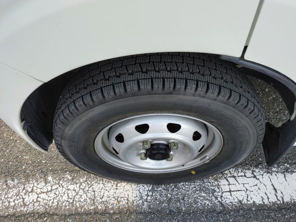 埼玉県草加市 ハウスクリーニング・エアコンクリーニング専門店お掃除どんちゃん、車のタイヤ