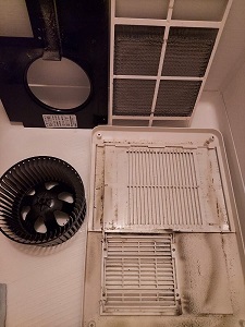 浴室換気扇内部洗浄前