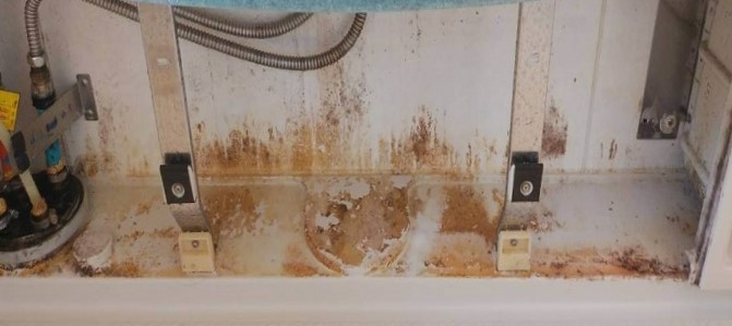 埼玉県蓮田市の浴室クリーニング、シャンプー台下高圧洗浄前