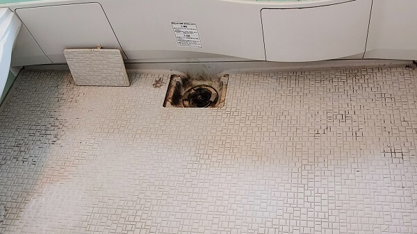 三郷市の浴室クリーニング、床の皮脂汚れ・石鹼カス除去前