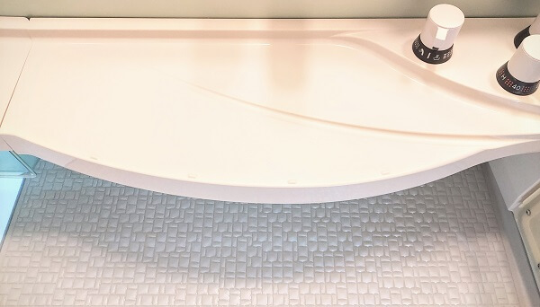 戸田市の浴室クリーニング、床の皮脂汚れ・石鹼カス除去後【お掃除どんちゃん】