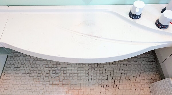 戸田市の浴室クリーニング、床の皮脂汚れ・石鹼カス除去前【お掃除どんちゃん】