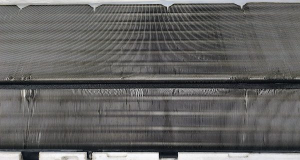 エアコンクリーニング、お掃除機能無しエアコンのアルミフィン部分洗浄前、【お掃除どんちゃん】
