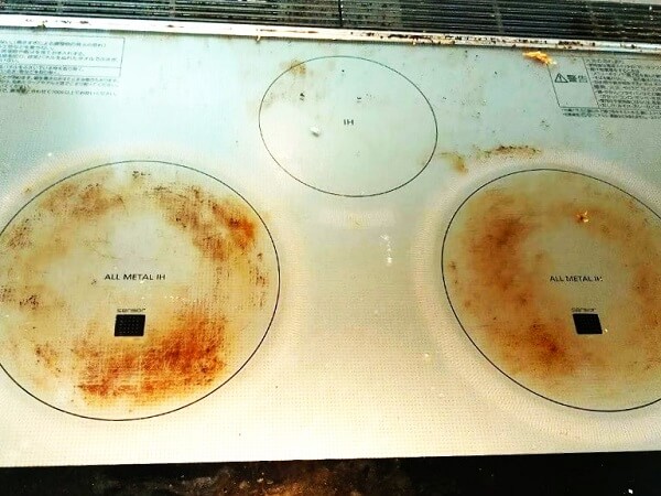 埼玉県草加市のキッチンクリーニング、IHクッキングヒーターの焦げ除去前【お掃除どんちゃん】