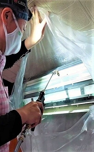 東京都足立区のエアコン掃除、高圧洗浄中【お掃除どんちゃん】