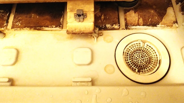 埼玉県八潮市の浴室クリーニング、エプロン内部の高圧洗浄前【お掃除どんちゃん】