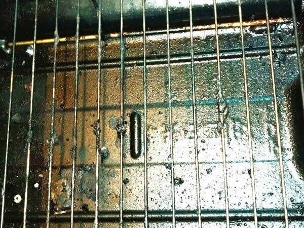 東京都足立区のキッチンクリーニング、魚焼きグリルの洗浄前【お掃除どんちゃん】