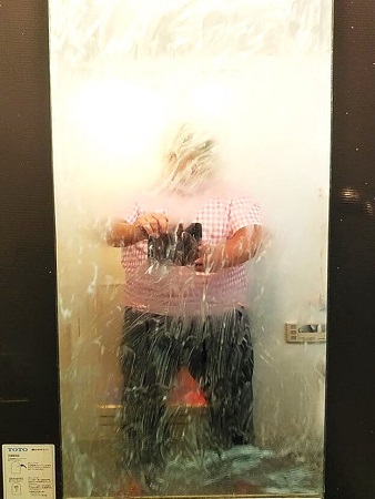 埼玉県草加市の浴室クリーニング、鏡の研磨前【お掃除どんちゃん】
