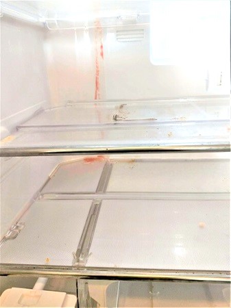 埼玉県草加市の冷蔵庫クリーニング、冷蔵庫室内の洗浄前【お掃除どんちゃん】