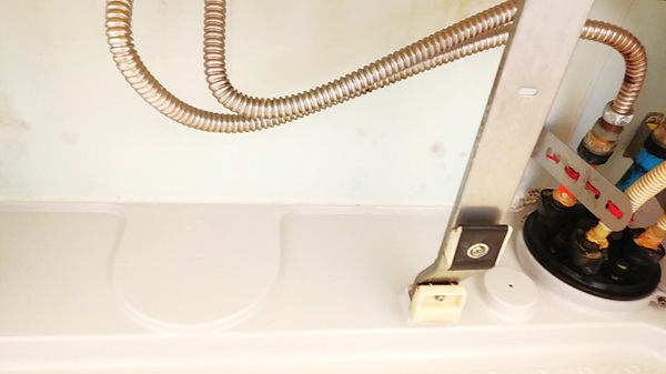 埼玉県草加市の浴室クリーニング、シャンプー台下の洗浄後【お掃除どんちゃん】