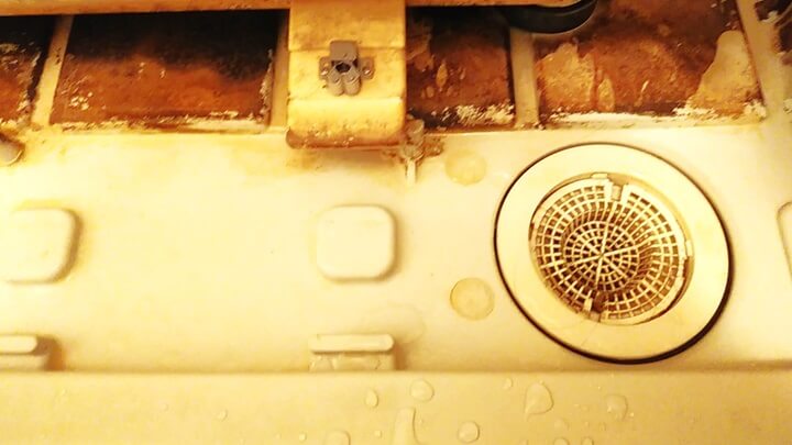 埼玉県八潮市の浴室クリーニング、エプロン内部の高圧洗浄前【お掃除どんちゃん】