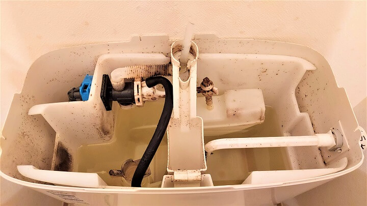 埼玉県草加市のトイレクリーニング、トイレタンクの内部、洗浄前【お掃除どんちゃん】