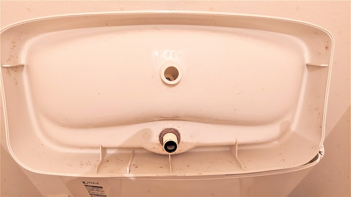 埼玉県草加市のトイレクリーニング、トイレタンクのフタ、洗浄前【お掃除どんちゃん】