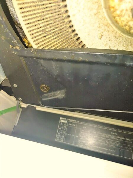 草加市の換気扇クリーニング、クリナップの洗エールレンジフード、左側部分の洗浄前【お掃除どんちゃん】