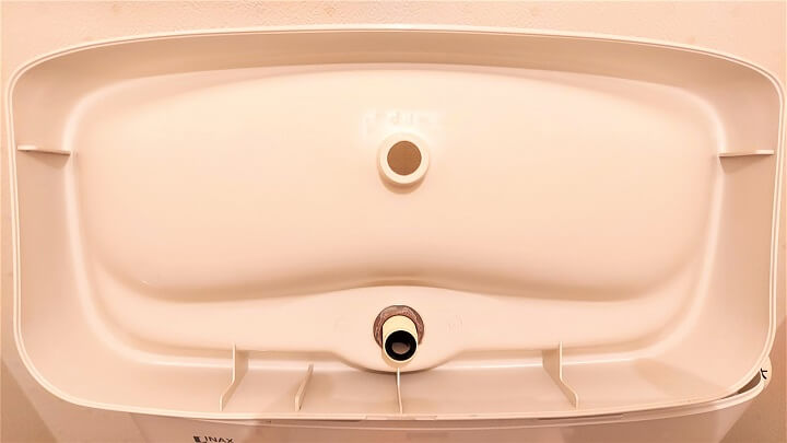埼玉県草加市のトイレクリーニング、トイレタンクのフタ、洗浄後【お掃除どんちゃん】