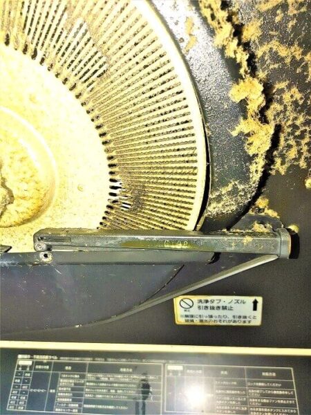 草加市の換気扇クリーニング、クリナップの洗エールレンジフード、右側部分の洗浄前【お掃除どんちゃん】