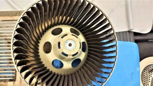 川口市の浴室クリーニング、浴室換気扇の分解パーツ、シロッコファンの洗浄前【お掃除どんちゃん】