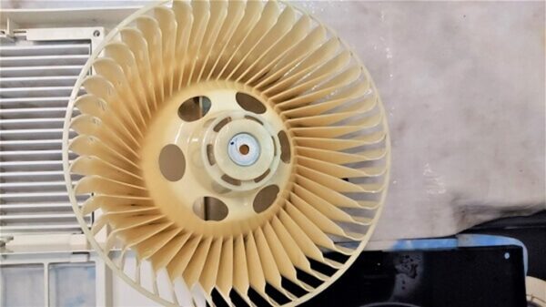 川口市の浴室クリーニング、浴室換気扇の分解パーツ、シロッコファンの洗浄後【お掃除どんちゃん】