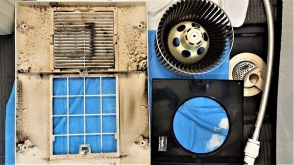 川口市の浴室クリーニング、浴室換気扇の分解パーツ、洗浄前【お掃除どんちゃん】