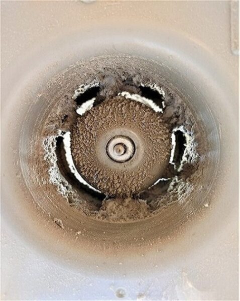 草加市で引越しハウスクリーニング、洗面所の換気扇内部、洗浄前【お掃除どんちゃん】