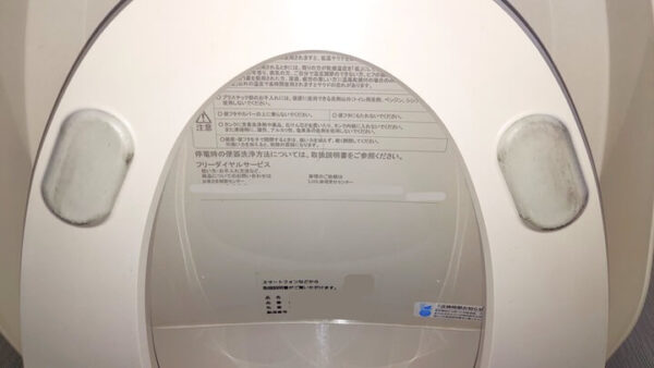 さいたま市のトイレクリーニング、便座裏のゴム、洗浄前【お掃除どんちゃん】