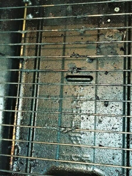 草加市のキッチンクリーニング、IHクッキングヒーターの魚焼きグリル、洗浄前【お掃除どんちゃん】