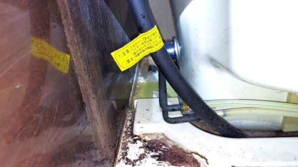 葛飾区の浴室クリーニング、浴室のエプロン内部(左側)、洗浄前【お掃除どんちゃん】