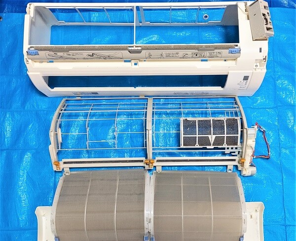 越谷市でエアコンクリーニング、ダイキンエアコン【F40UTCXP-W】、分解パーツ【お掃除どんちゃん】