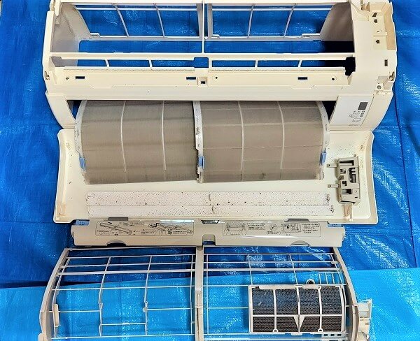東京都北区のエアコンクリーニング、ダイキンお掃除機能付きエアコン【F40UTCXP】、分解パーツ【お掃除どんちゃん】