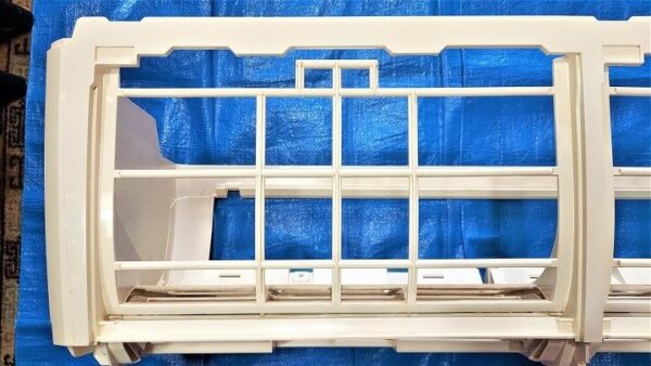 足立区でエアコンクリーニング、三菱重工エアコン【SRK40RM2-W】本体カバー(ユニット左側)洗浄後、お掃除どんちゃん