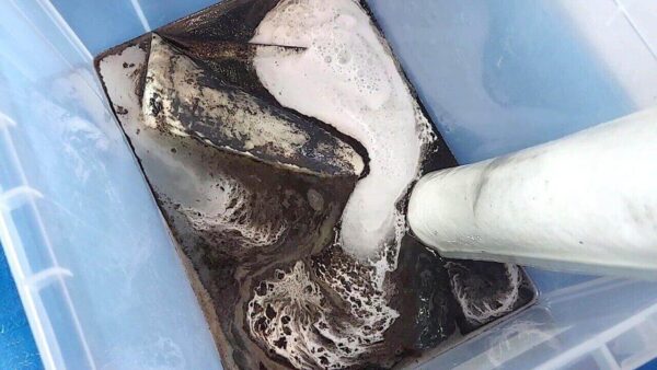 除菌水の泡(汚水)【エアコン掃除】除菌水でカビ・汚れを徹底洗浄!お掃除どんちゃんのプロ技