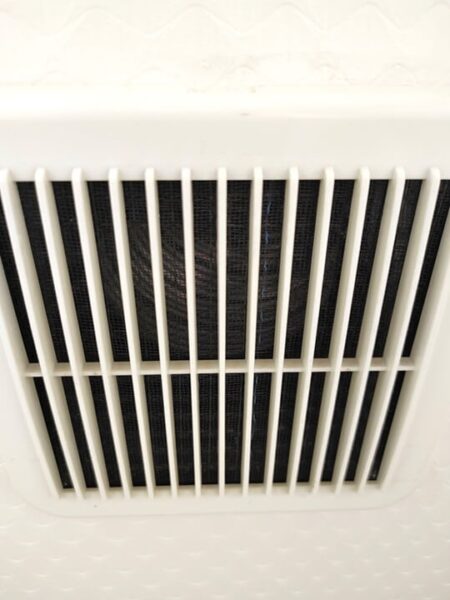 八潮市で空室クリーニング、洗面所の換気扇【お掃除どんちゃん】