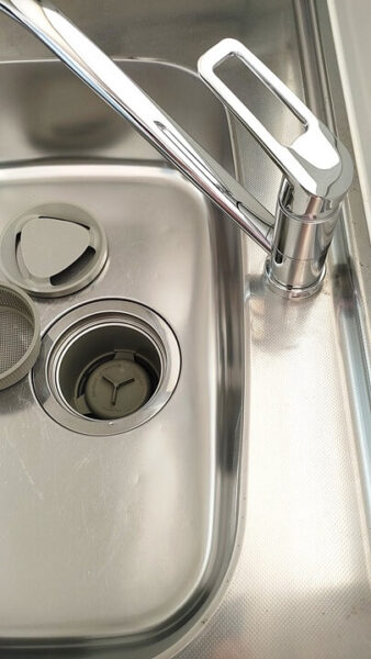 草加市でのキッチンクリーニング、シンクの蛇口付近、洗浄後【お掃除どんちゃん】