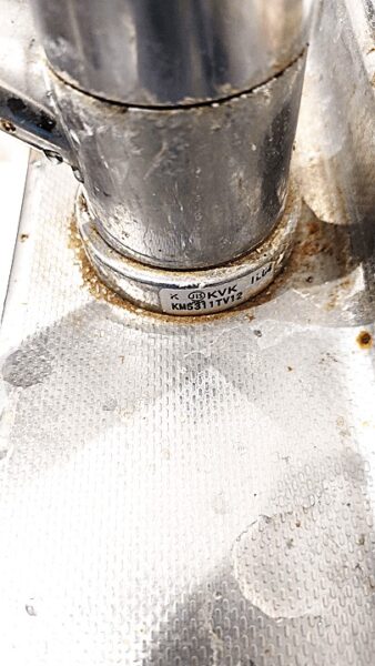 草加市でのキッチンクリーニング、シンクの蛇口(根もと)、洗浄前【お掃除どんちゃん】