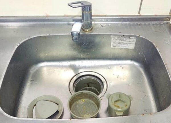 草加市でのキッチンクリーニング、シンク全体の洗浄前【お掃除どんちゃん】