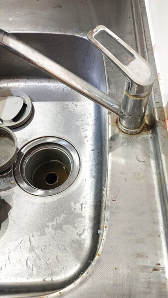 草加市でのキッチンクリーニング、シンクの蛇口付近、洗浄前【お掃除どんちゃん】