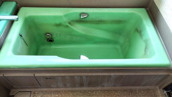 足立区で浴室クリーニング、浴槽全体の水垢と石鹸カス除去、before【お掃除どんちゃん】