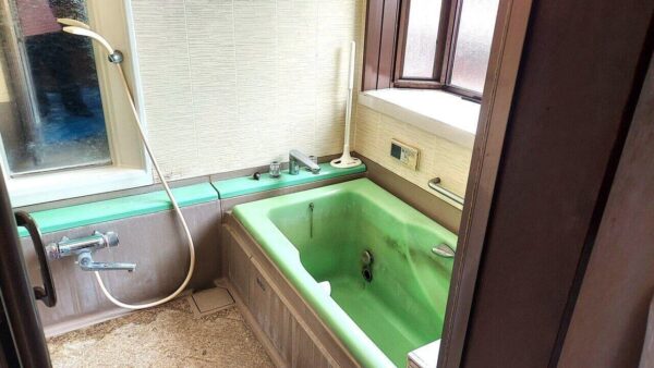 足立区で浴室クリーニング、水垢と石鹸カス除去、お風呂全体【お掃除どんちゃん】