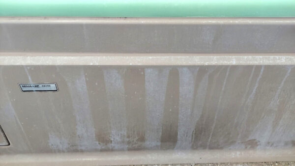 足立区で浴室クリーニング、エプロンの水垢と石鹸カス除去、before【お掃除どんちゃん】