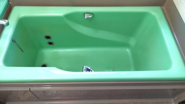 足立区で浴室クリーニング、浴槽全体の水垢と石鹸カス除去、after【お掃除どんちゃん】