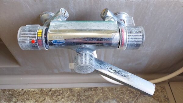 足立区で浴室クリーニング、水栓の水垢と石鹸カス除去、before【お掃除どんちゃん】