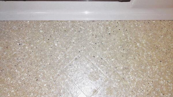 足立区で浴室クリーニング、床の水垢と石鹸カス除去、after【お掃除どんちゃん】